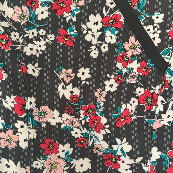 Women’s Scrub Top - Picture 2 of 3